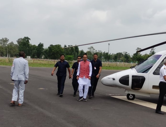 मुख्यमंत्री श्री चौहान सपत्निक उज्जैन पहुंचे, प्रशासनिक अधिकारियों एवं जनप्रतिनिधियों ने हेलीपेड पर स्वागत किया